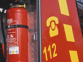 Feuerlöscher an Feuerwehrauto