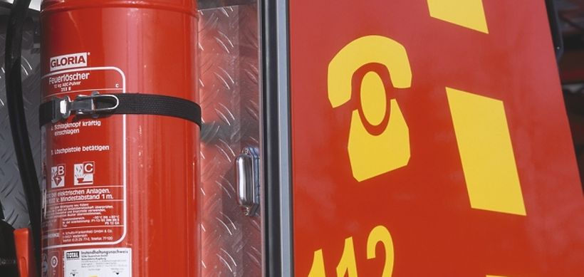 Feuerlöscher an Feuerwehrauto