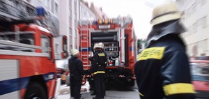 Pkw kollidiert mit Feuerwehrfahrzeug im Einsatz – wer haftet?