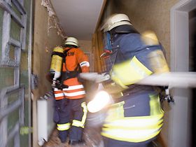 Feuerwehr, Vorruecken an Brandort in Wohnhaus