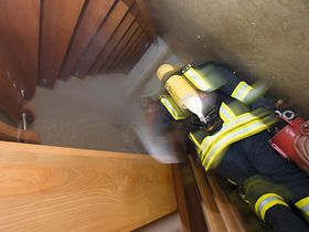 Feuerwehr, Vorruecken an Brandort in Wohnhaus