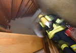 Feuerwehr, Vorruecken an Brandort in Wohnhaus