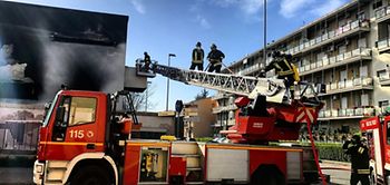 Feuerwehrmänner auf Drehleiter_pixabay