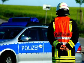 feuerwehrmann und Polizeiauto_pixabay