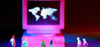 Figuren stehen um Computer herum