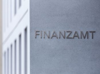 Finanzamt Gebäude Schriftzug generisch