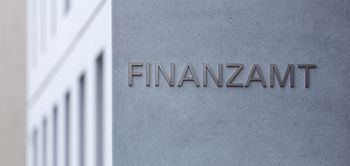 Finanzamt Gebäude Schriftzug generisch