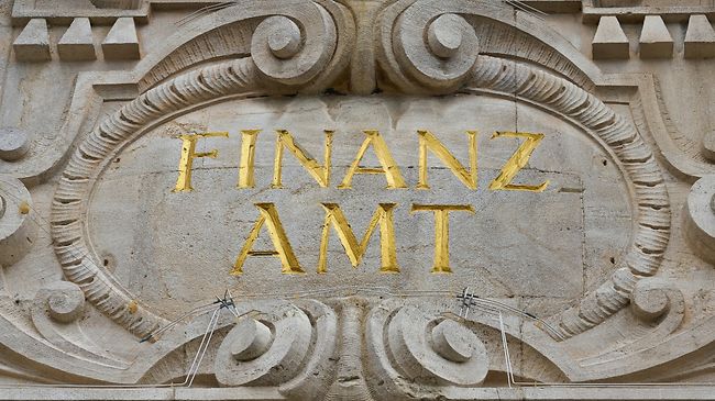 Finanzamt Schriftzug gold alt