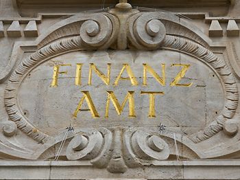 Finanzamt Schriftzug gold alt