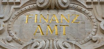 Finanzamt Schriftzug gold alt