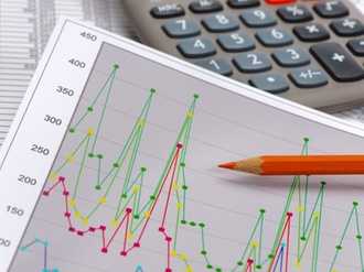 Finanzen mit Chart, Zahlentabelle, Rotstift und Taschenrechner