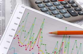 Finanzen mit Chart, Zahlentabelle, Rotstift und Taschenrechner