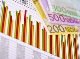 Aktienkurs, Börsenkurs, Chart und Euro Geldscheine