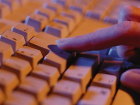 Finger auf der Tastatur