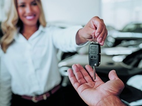 Frau Hand Autoschlüssel