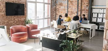 Flexibles Büro modern junge Leute