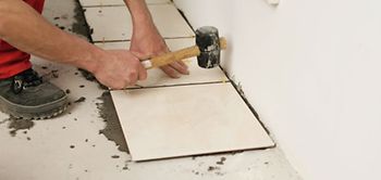 Fließenleger Sanierung Handwerker Bodenplatten 