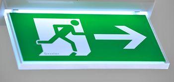 Fluchtwegeschild beleuchtet