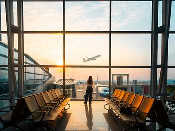 Flughafen_Terminal_Reisende_Sonnenuntergang