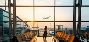 Flughafen_Terminal_Reisende_Sonnenuntergang
