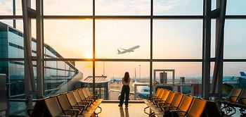 Flughafen_Terminal_Reisende_Sonnenuntergang