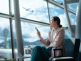 Flughafen_Wartebereich_Geschäftsreise_Smartphone