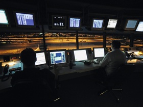 Fluglotsen im Tower, nachts, Flughafen München