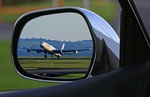 Flugzeug im Autospiegel
