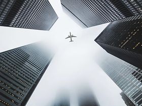 Flugzeug Wolkenkratzer