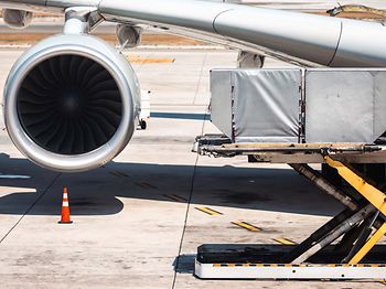 Flugzeugtriebwerk mit Frachtverladung