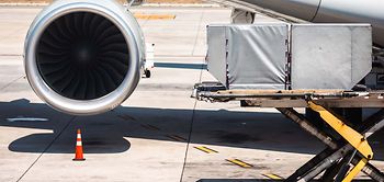 Flugzeugtriebwerk mit Frachtverladung