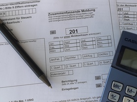 Formular Zusammenfassende Meldung mit Taschenrechner und Kuli