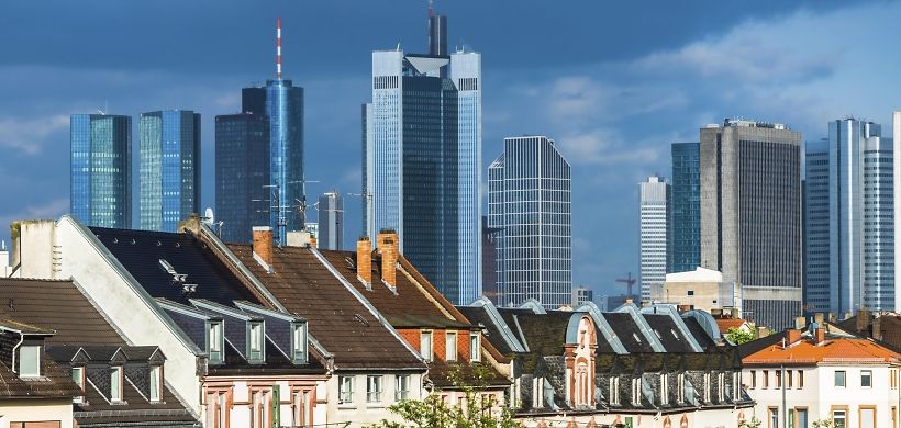 Frankfurt Kontrast Altbauten und moderne Hochäuser