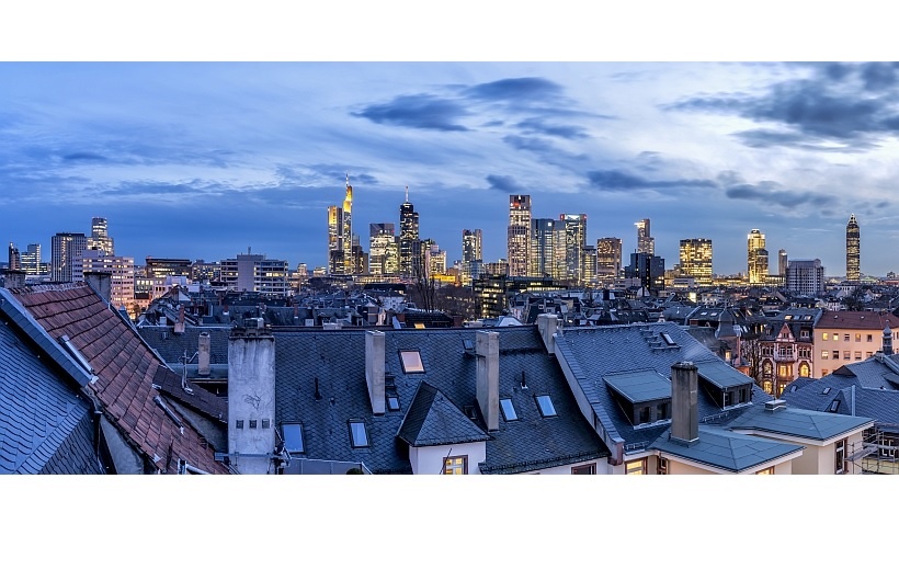 Frankfurt Skyline mit Wohnhäusern
