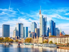 Frankfurt am Main Bankenviertel Skyline Himmel blau