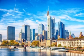Frankfurt am Main Bankenviertel Skyline Himmel blau