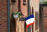 Französiche Flagge idyllisch kleine Stadt