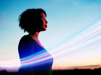 Frau abstrakter Datenfluss