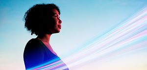 Frau abstrakter Datenfluss