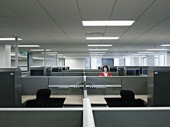 Frau alleine im Büro