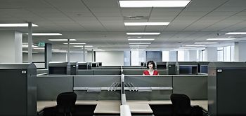 Frau alleine im Büro
