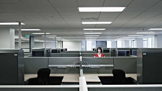 Frau alleine im Büro