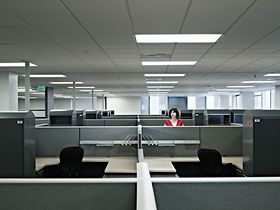 Frau alleine im Büro