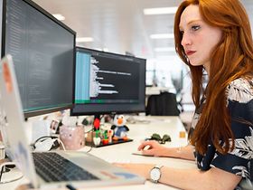Frau als Programmiererin MINT Softwareentwickler