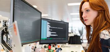 Frau als Programmiererin MINT Softwareentwickler