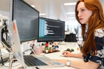 Frau als Programmiererin MINT Softwareentwickler