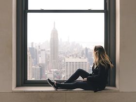 Frau am Fenster
