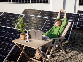 Frau am grünen Arbeitsplatz