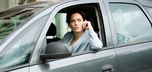 Hände weg vom Handy während der Autofahrt: auch ohne SIM-Karte