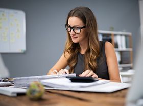 Frau arbeitet am Schreibtisch